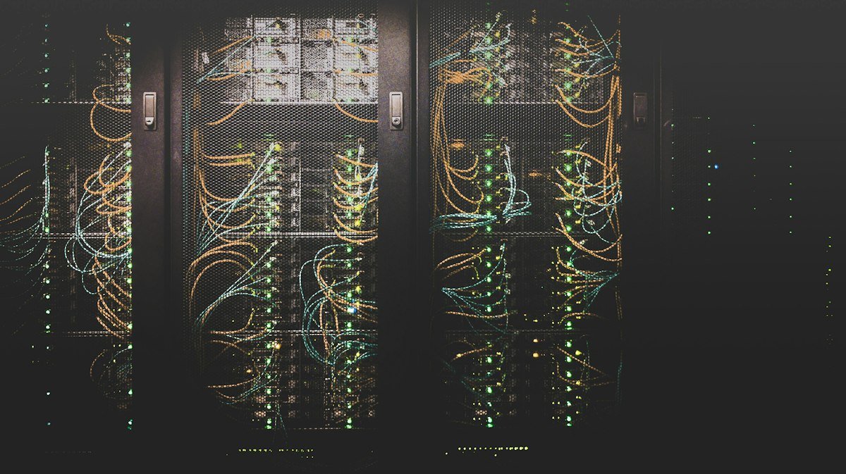 High-speed enterprise cloud data center servers delivering rapid server response times and edge caching